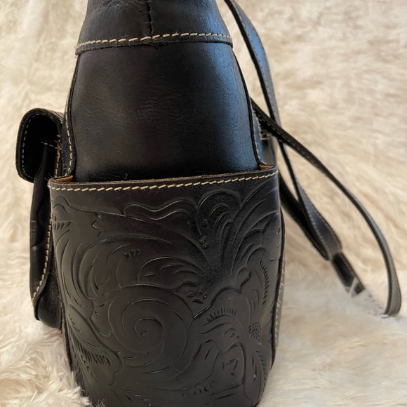 Like new black leather purse - Picture 4 of 8